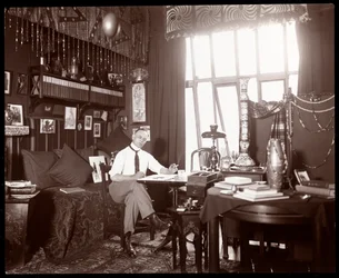 Will R. Barnes zeichnet in seinem Studio, ca. 1900